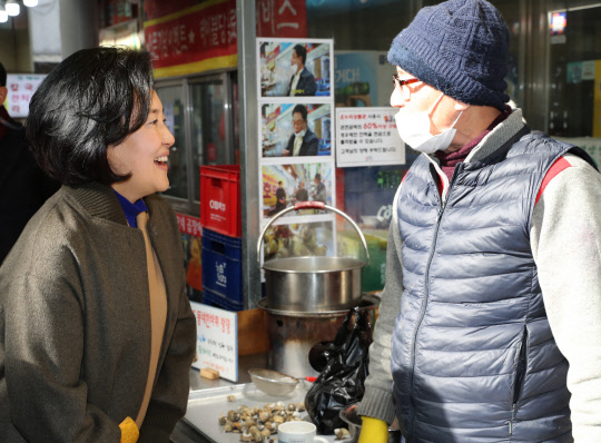 박영선 중소벤처기업부 장관이 14일 서울시 노원구 공릉동 도깨비시장을 방문, '소상공인 버팀목자금' 집행상황에 관해 상인들에게 물어보고 있다. 연합뉴스